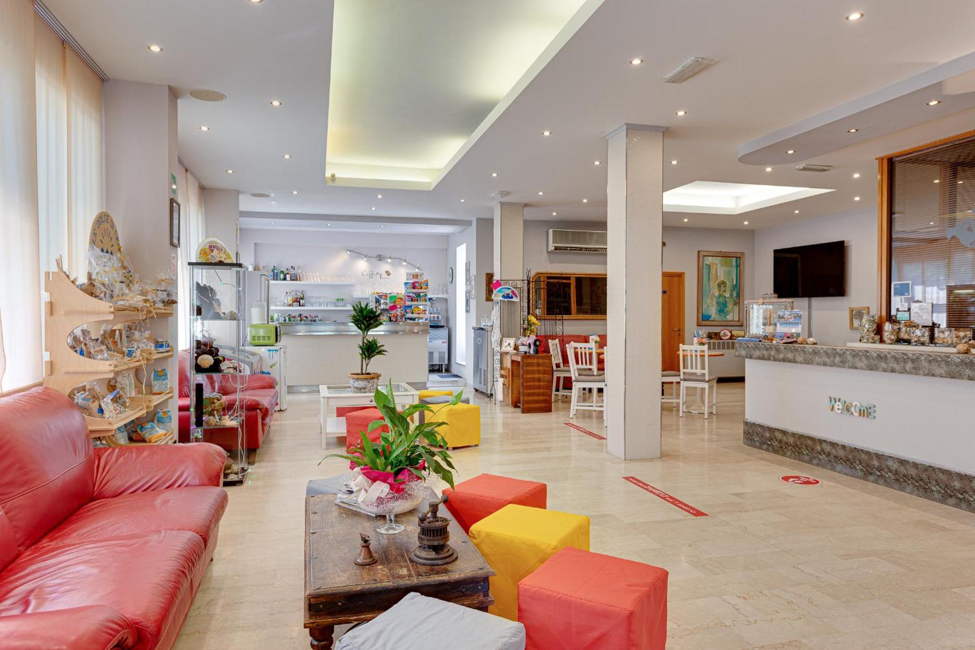 Hotel Kiss Чезенатико Экстерьер фото