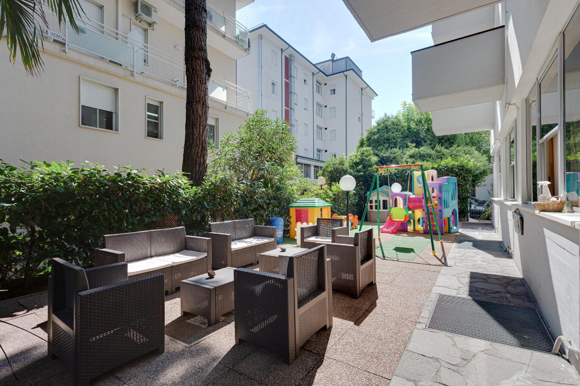 Hotel Kiss Чезенатико Экстерьер фото